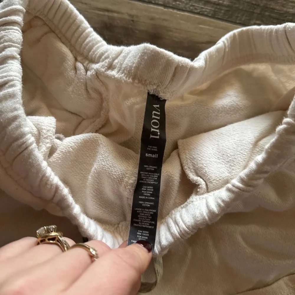 Vuori cream colored organic cotton shorts - Picture 2 of 3